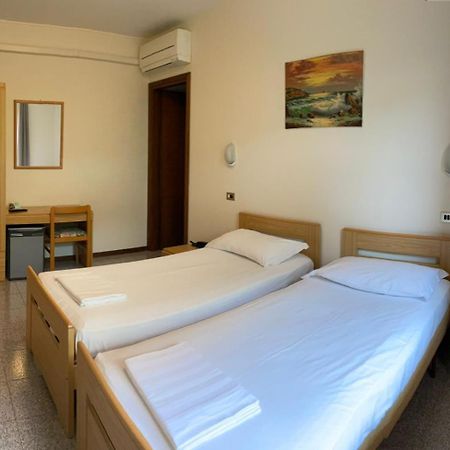 Garni Onda Ξενοδοχείο Torri Del Benaco Δωμάτιο φωτογραφία